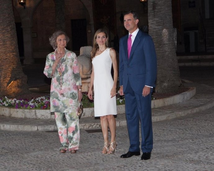 Los Reyes y doña Sofía antes de la cena en La Almudaina
