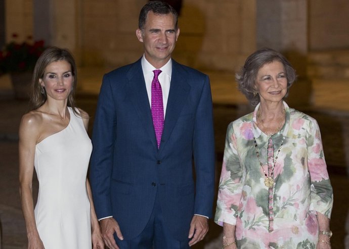 Doña letizia don felipe reyes doña sofia mallorca palma españa 