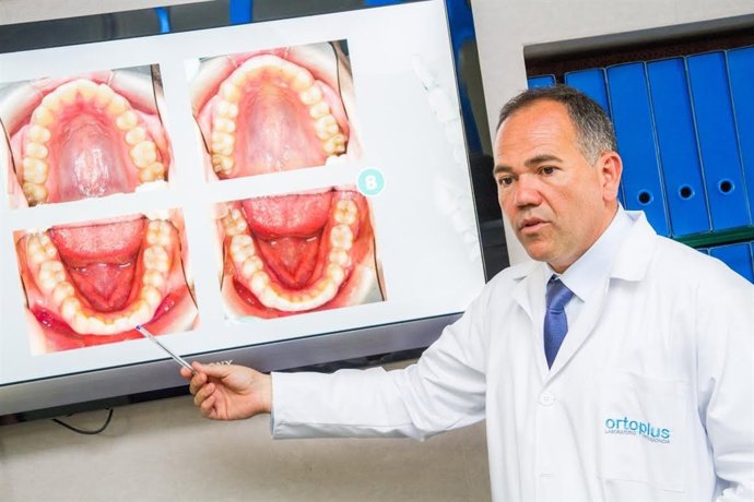 Jesús García Urbano mostrando el primer 'software' 3D para ortodoncia invisible 