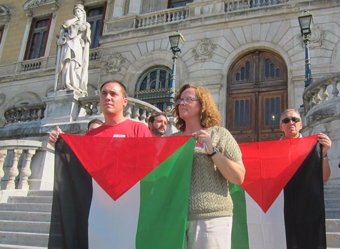Representantes de EHBildu exhiben la bandera de Palestina