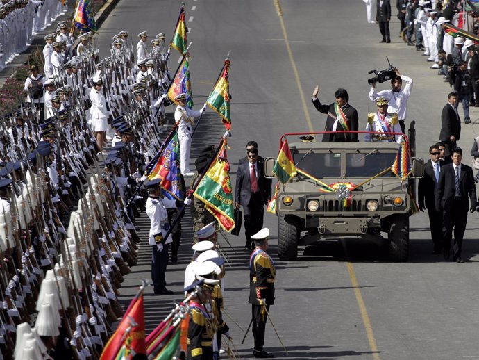 El presidente de Bolivia, Evo Morales, pasa revista a las tropas