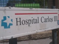 El sacerdote español ingresado en el Carlos III podría curarse en dos semanas si no tiene complicaciones