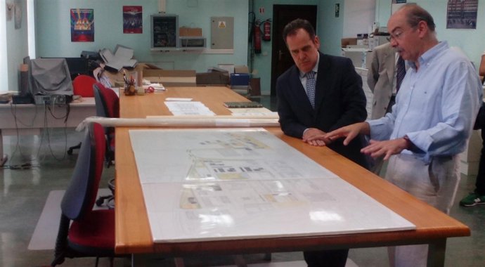 Trillo examina parte de los documentos