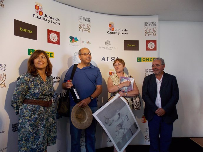 Los premiados con Blanca González (I) y Gonzalo Jiménez (D)