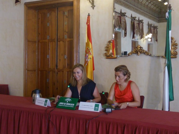 Serrano junto a la delegada de la Junta en Almería, Sonia Ferrer