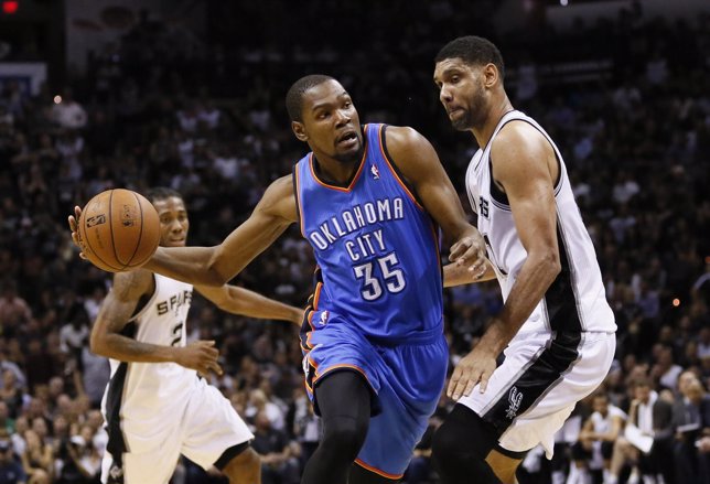 Tim Ducan frena a Kevin Durant