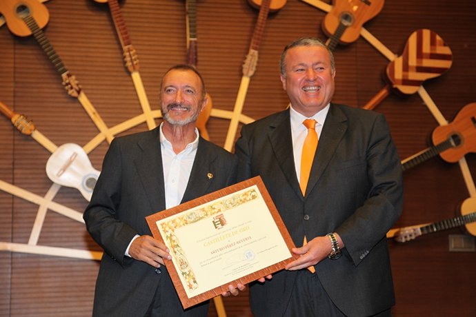 Pérez-Reverte recibe  el Castillete de Oro 