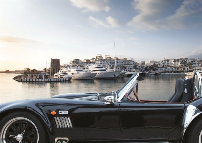 Coche de lujo en puerto banús Marbella turismo lujo nautico