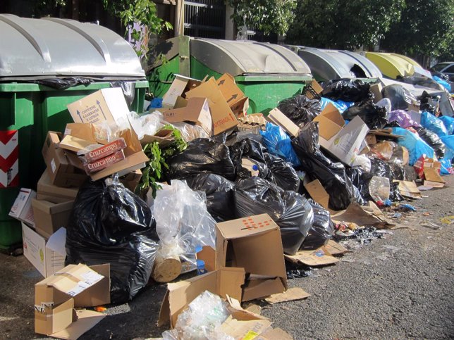 Basura acumulada en una calle de Viapol por la huelga de basura de Lipasam