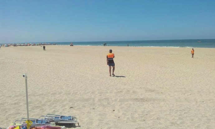 Perímetro de seguridad en la playa de Camposoto, San Fernando (Cádiz)