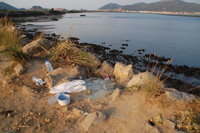Residuos en las marismas de Santoña