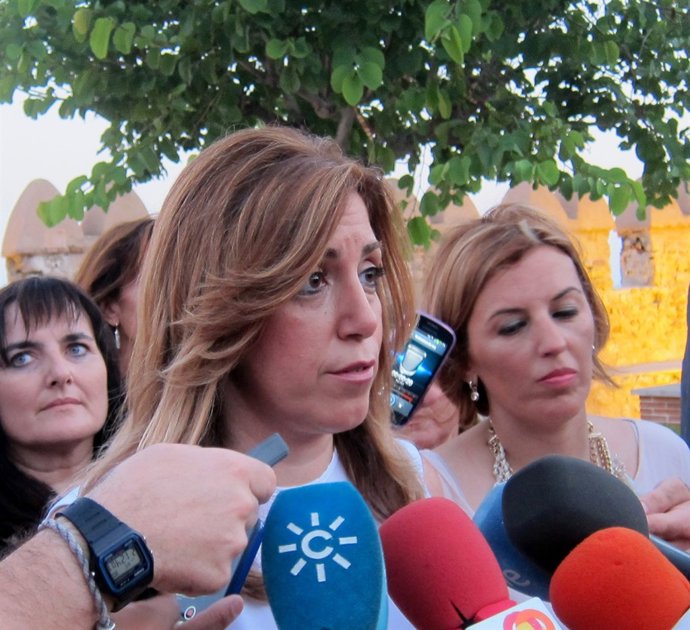 Susana Díaz atiende a los medios en Almería