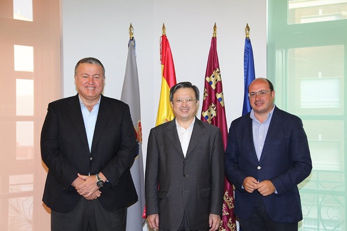 El embajador Chino, junto al alcalde y el consejero de Educación