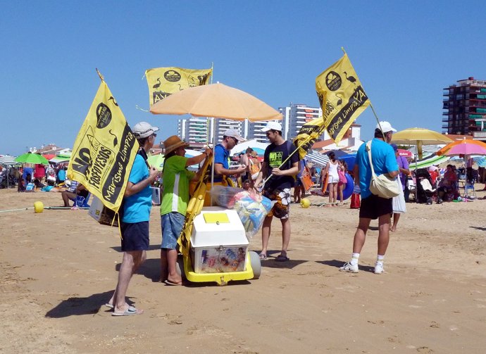 Reparten folletos en la playa de Punta Umbría