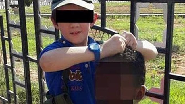 Un yihadista publica foto de su hijo con la cabeza decapitada de un soldado