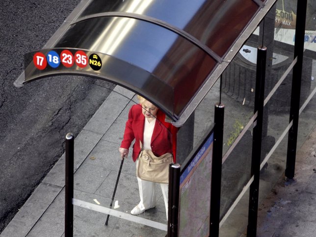Anciana, parada de autobús, bus