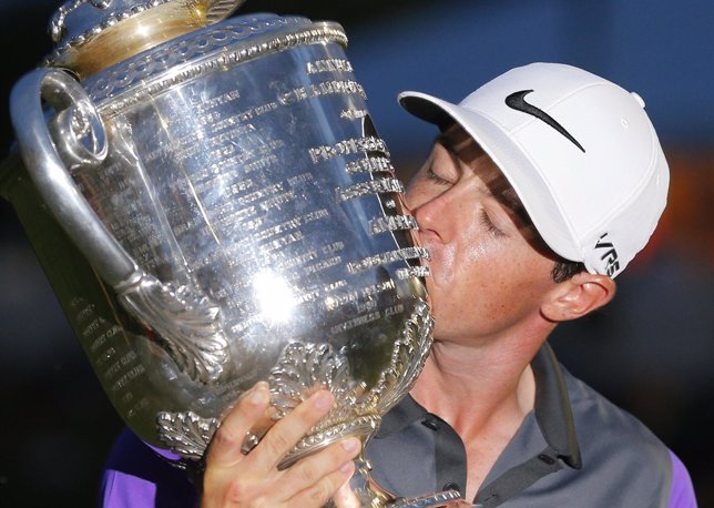 Rory McIlroy besa el trofeo de ganador del Campeonato de la PGA