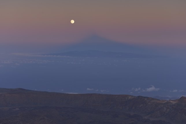 La SuperLuna se alinea con la sombra del Teide