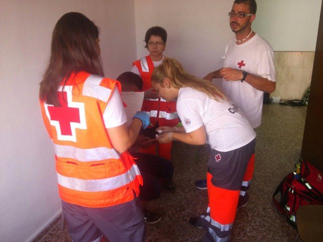 Cruz Roja atiende a inmigrantes llegados en patera al sur de Alicante