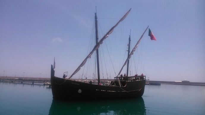 Embarcación en el puerto de Adra