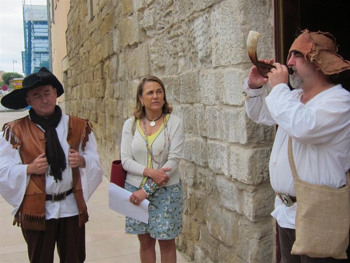 Elena Eguizábal, junto a los narradores, en un momento de la visita