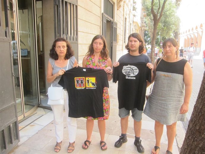 Fina Santiago exhibiendo camisetas sexistas