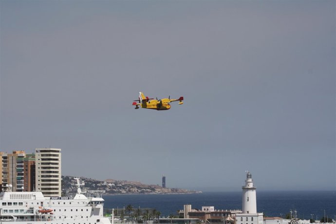 Avión carga agua incendio málaga forestal