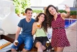 Un grupo de personas tomando cerveza y haciéndose una foto