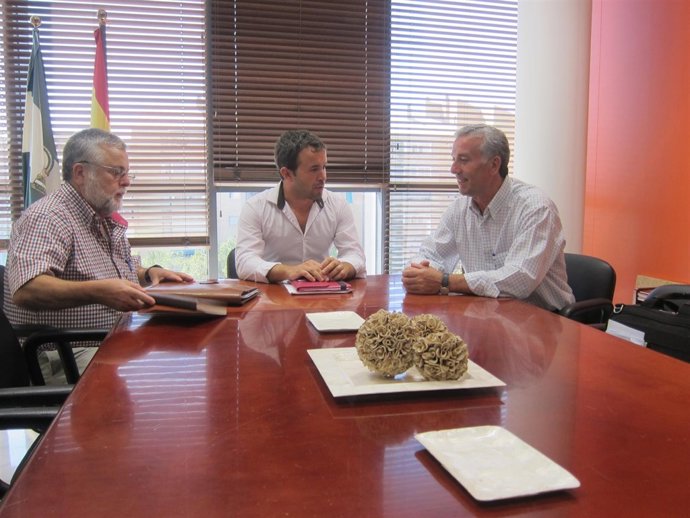 Erena, Millán y Delgado en la reunión sobre la orujera de Martos.