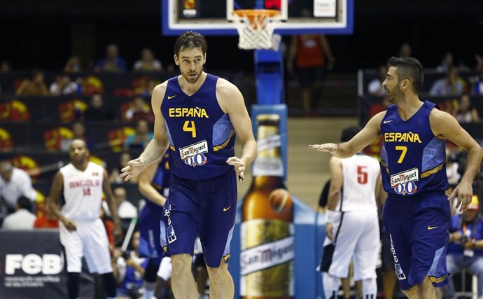 Pau Gasol junto a Navarro en el España-Angola