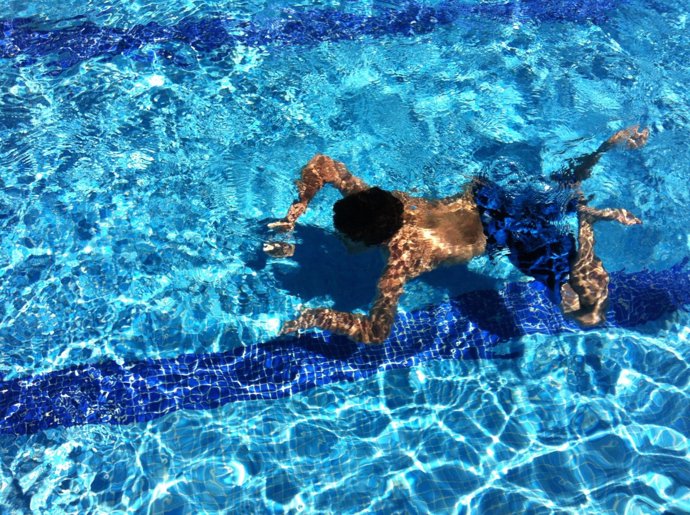 Recursos de gente en una piscina olímpica