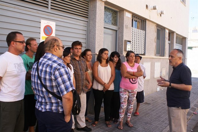 García con vecinos de aeropuerto viejo