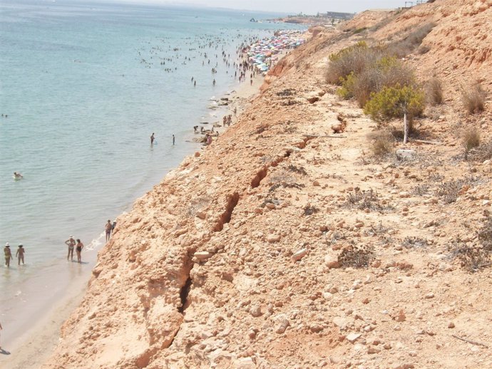 La grieta detectada en el talud de la playa del barranco El Rubio