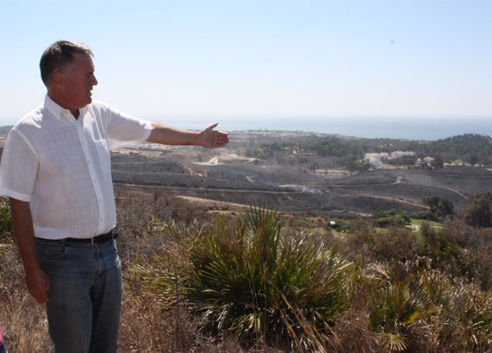 El alcalde de Mijas, Ángel Nozal, en la zona del incendio 2 agosto 2014