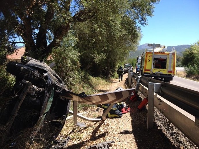 Bomberos trabajando en el lugar del accidente