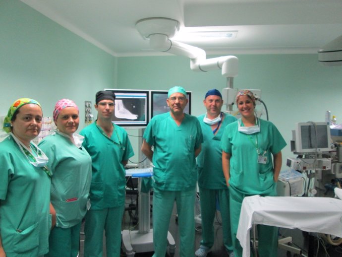 Equipo de cirugía traumatológica, con Obrero y Sánchez a los lados del monitor.