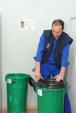 Un profesional inicia la recogida de contenedos de residuos peligrosos