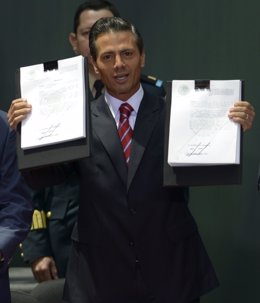 El presidente de México, Enrique Peña Nieto, promulga leyes secundarias