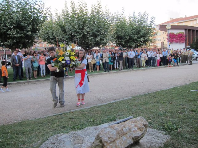 Los hijos de Casanova depositando el ramo de flores junto al monumento