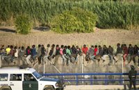 Alrededor de 300 inmigrantes intentan entrar a Melilla