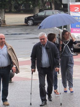 El alcalde de Boqueixón, Jesús Sanjuás, llega a los juzgados de Lugo