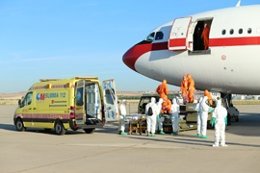 Llegada a Madrid del religioso Miguel Pajares en un avión de la Fuerza Aérea