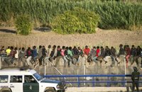 Una treintena de inmigrantes logra superar la valla de Melilla