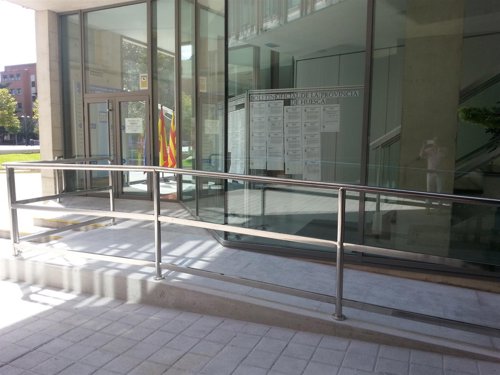 Rampa de acceso al Ayuntamiento de Binéfar.