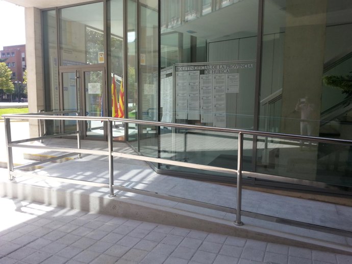 Rampa de acceso al Ayuntamiento de Binéfar.