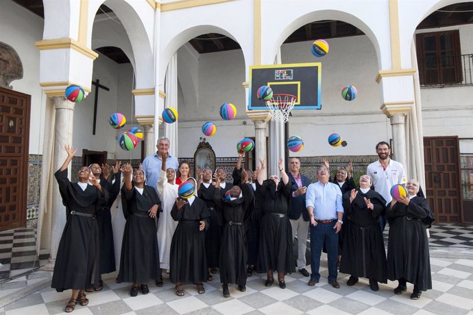 La FEB cedió una canasta y balones al Convento de San Leandro