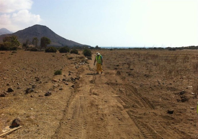 Un operario en los trabajos para construir el carribici entre Mónsul y Genoveses