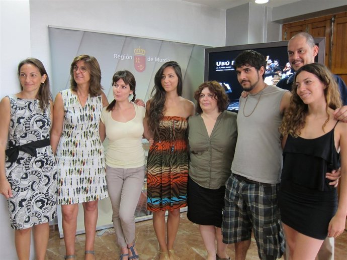 García y López-Briones junto a actores y directora de la obra Ubú Rey 