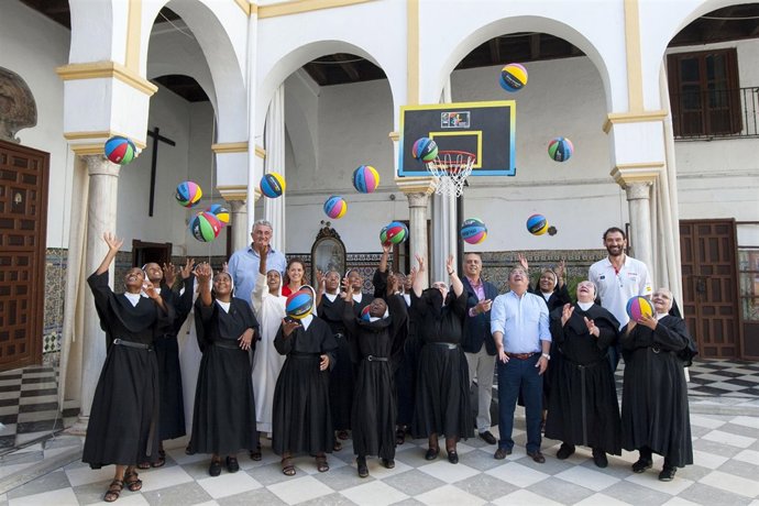 La FEB cedió una canasta y balones al Convento de San Leandro