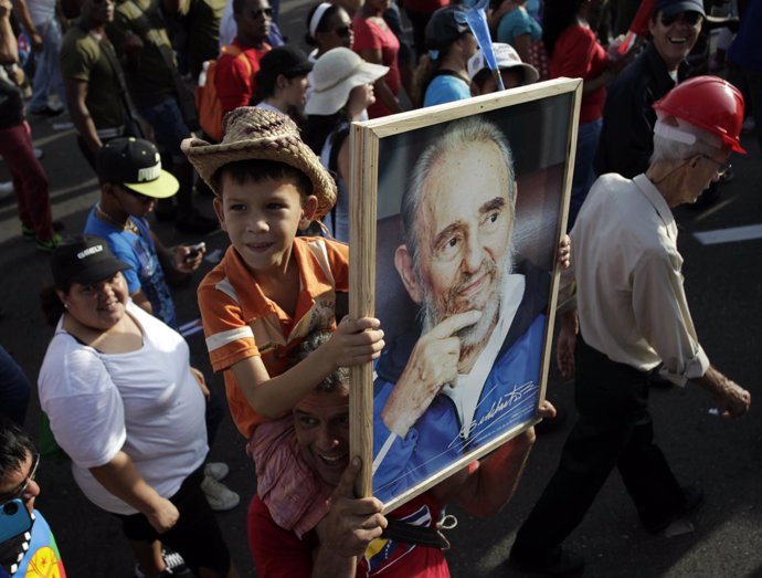 Un niño cubano sostiene un retrato de Fidel Castro